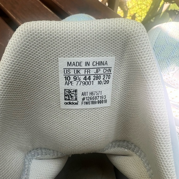 Size 10 adidas Dame 7 Christmas Pack is a special edition sneaker - Picture 5 of 13